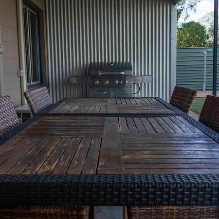 4 Bedrooms, 2 Bathrooms In Alice Springs Exterior photo